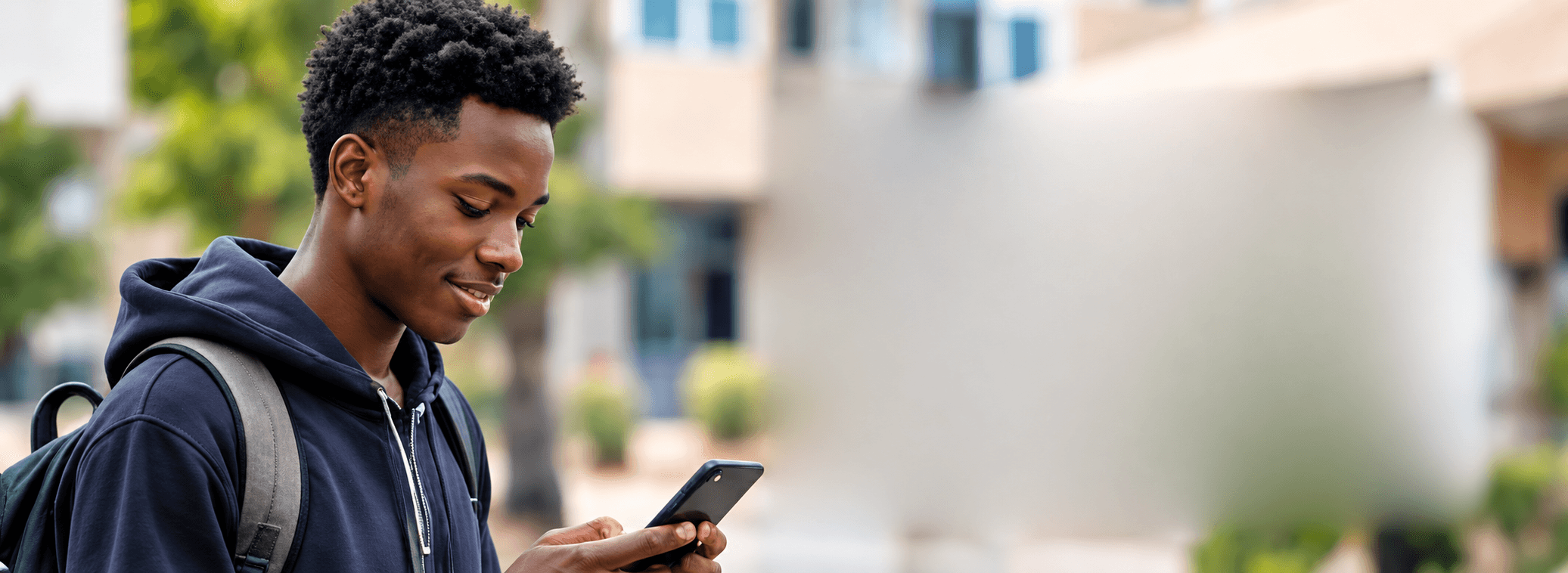 Un étudiant consulte IMHOTA sur son téléphone